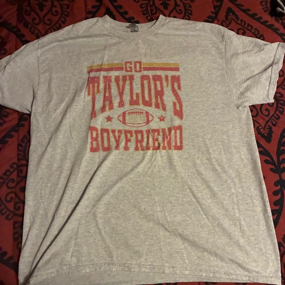 Gildan Go Taylor’s Boyfriend Chiefs Swiftie Tee